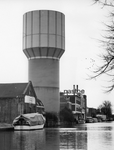 837773 Gezicht op de watertoren aan het Heuveloord te Utrecht, met op de voorgrond de Vaartsche Rijn.